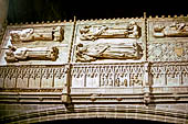 Monastero di Poblet tombe reali nella chiesa, lato nord.